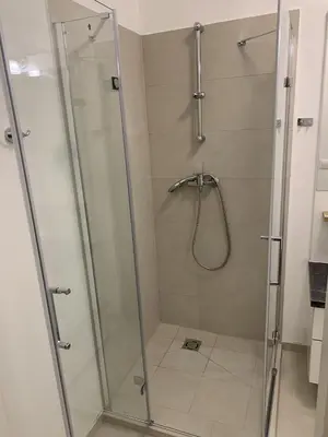 Ein Badezimmer in der Unterkunft barrier-free air-conditioned two rooms center