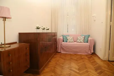 Ein Sitzbereich in der Unterkunft Große helle Wohnung gegenüber U-Bahnstation