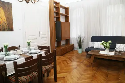 Ein Sitzbereich in der Unterkunft Große helle Wohnung gegenüber U-Bahnstation