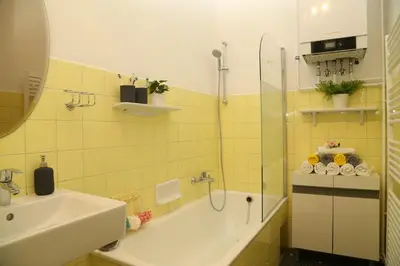 Ein Badezimmer in der Unterkunft Große helle Wohnung gegenüber U-Bahnstation