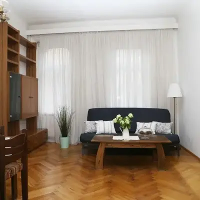 Große helle Wohnung gegenüber U-Bahnstation
