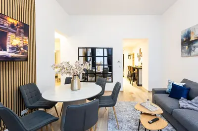 Ein Sitzbereich in der Unterkunft Brand new Family 2BR Apartment