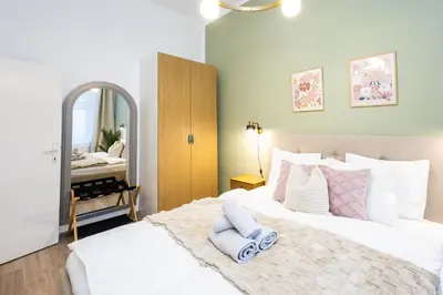 Ein Bett oder Betten in einem Zimmer der Unterkunft Brand new Family 2BR Apartment