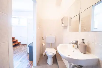 Ein Badezimmer in der Unterkunft Rooftop Studios, 10min to city center, tram and metro, no Elevator 4th Floor