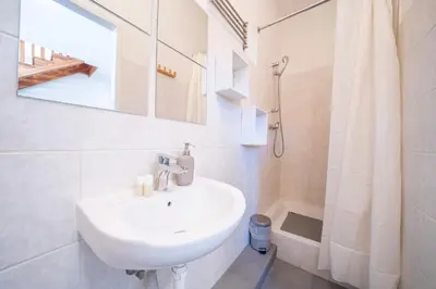 Ein Badezimmer in der Unterkunft Rooftop Studios, 10min to city center, tram and metro, no Elevator 4th Floor
