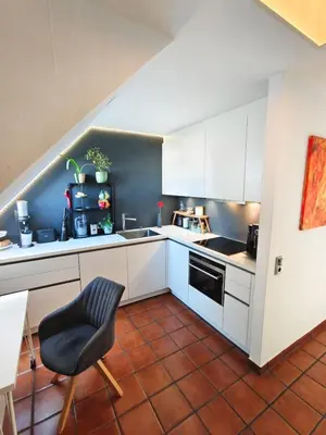 Küche/Küchenzeile in der Unterkunft Dachgeschosswohnung mit Dachterrasse