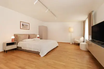 Ein Bett oder Betten in einem Zimmer der Unterkunft Cozy, stylish and renovated Duplex in a quiet Area and 15 min to Vienna Center