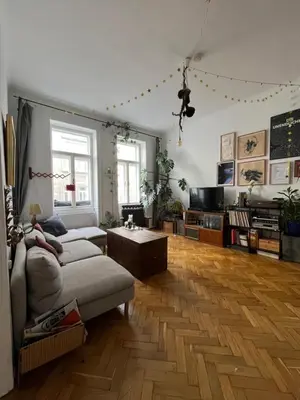 Ein Sitzbereich in der Unterkunft Künstlerische Altbauwohnung im beliebten Nibelungenviertel