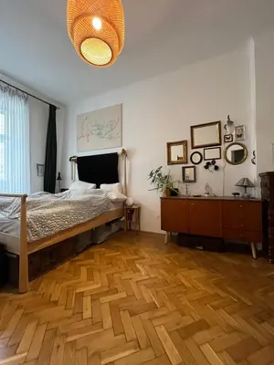 Ein Bett oder Betten in einem Zimmer der Unterkunft Künstlerische Altbauwohnung im beliebten Nibelungenviertel