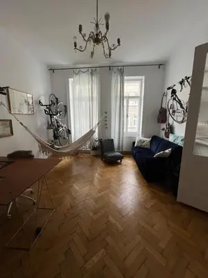 Ein Sitzbereich in der Unterkunft Künstlerische Altbauwohnung im beliebten Nibelungenviertel