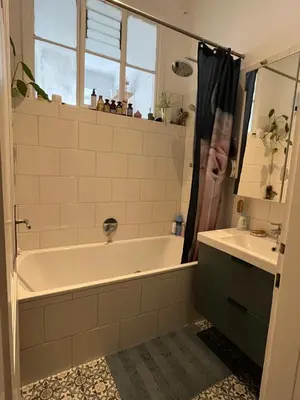 Ein Badezimmer in der Unterkunft Künstlerische Altbauwohnung im beliebten Nibelungenviertel