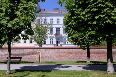 Ein Garten an der Unterkunft Casa Nostra - Schöne 3-Zimmerwohnung am Augarten
