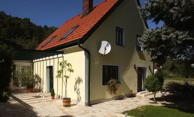 Das Gebäude in dem sich das Ferienhaus befindet