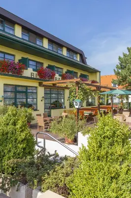 Ein Garten an der Unterkunft Burgenländerhof Hotel Garni