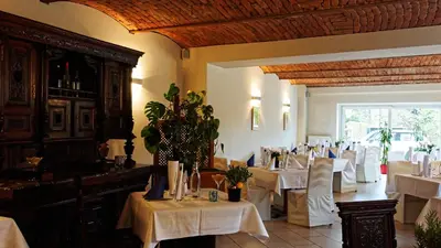 Ein Restaurant oder anderes Speiselokal in der Unterkunft Pension Central