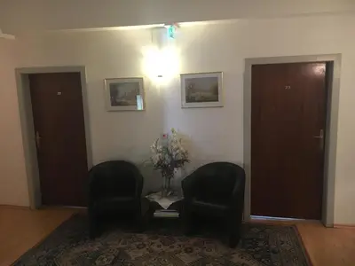 Ein Sitzbereich in der Unterkunft Pension Ani-Falstaff