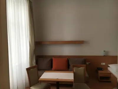 Ein Sitzbereich in der Unterkunft Pension Ani-Falstaff