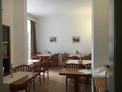 Ein Restaurant oder anderes Speiselokal in der Unterkunft Pension Ani-Falstaff
