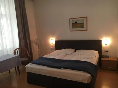 Ein Bett oder Betten in einem Zimmer der Unterkunft Pension Ani-Falstaff