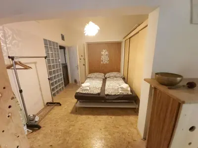 Ein Bett oder Betten in einem Zimmer der Unterkunft Apartment LAER Hundertwasserhaus