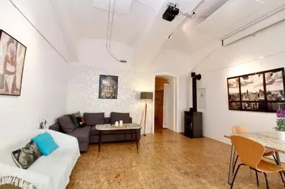 Ein Sitzbereich in der Unterkunft Apartment LAER Hundertwasserhaus