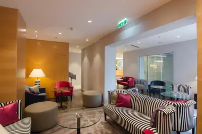 Ein Sitzbereich in der Unterkunft Holiday Inn Vienna City by IHG
