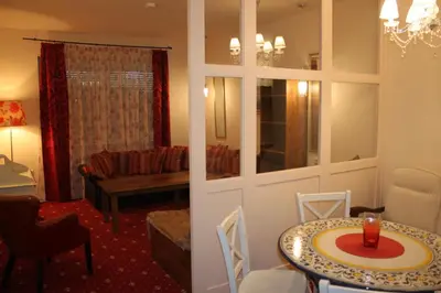 Ein Sitzbereich in der Unterkunft Hotel Al Faro Lodge am See