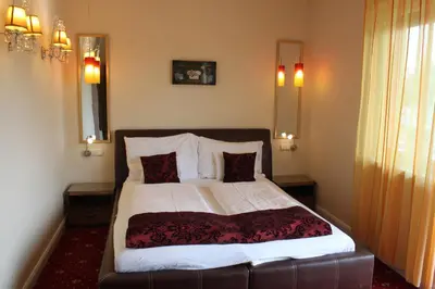 Ein Bett oder Betten in einem Zimmer der Unterkunft Hotel Al Faro Lodge am See