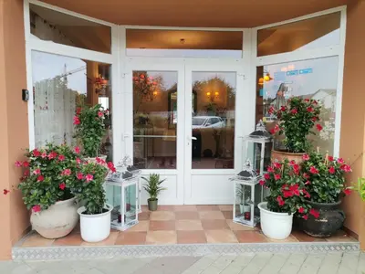 Eine Fassade oder ein Eingang zu Hotel Al Faro Lodge am See