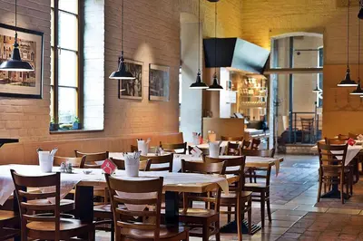 Ein Restaurant oder anderes Speiselokal in der Unterkunft Hotel Fabrik Wien