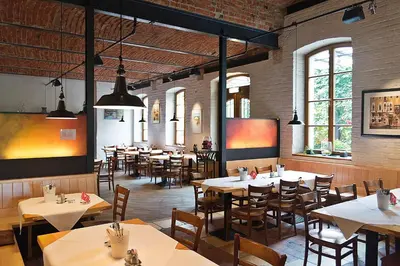 Ein Restaurant oder anderes Speiselokal in der Unterkunft Hotel Fabrik Wien