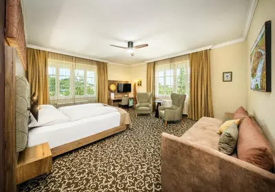 Ein Bett oder Betten in einem Zimmer der Unterkunft Das Gutenbrunn Thermen & Sporthotel