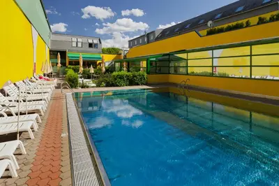 Der Swimmingpool an oder in der Nähe von Vienna Sporthotel