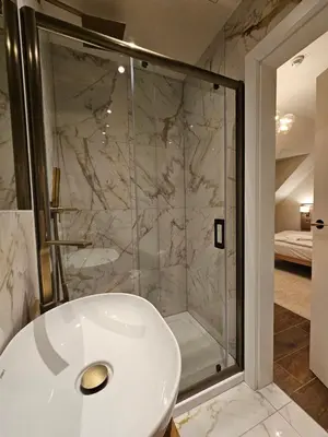 Ein Badezimmer in der Unterkunft Parklane Boutique Hotel - Newly Renovated