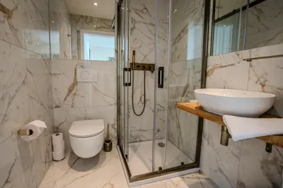 Ein Badezimmer in der Unterkunft Parklane Boutique Hotel - Newly Renovated