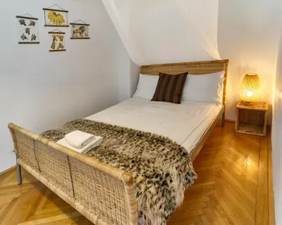 Ein Bett oder Betten in einem Zimmer der Unterkunft State Opera Alley Lodge