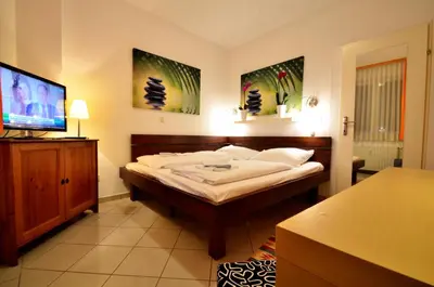 Ein Bett oder Betten in einem Zimmer der Unterkunft AJO Apartments - Alte Donau Garden Flat - Self-Check-in