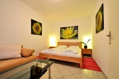 Ein Bett oder Betten in einem Zimmer der Unterkunft AJO Apartments - Alte Donau Garden Flat - Self-Check-in
