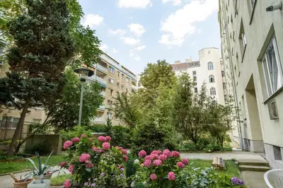 Ein Garten an der Unterkunft Cosy Margareten
