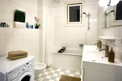 Ein Badezimmer in der Unterkunft OPERASTREET CITY CENTER Apartment 