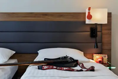 Ein Bett oder Betten in einem Zimmer der Unterkunft MOXY Vienna Airport