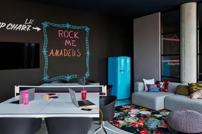 Ein Sitzbereich in der Unterkunft MOXY Vienna Airport