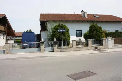 Das Gebäude in dem sich das Ferienhaus befindet