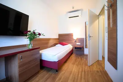 Ein Bett oder Betten in einem Zimmer der Unterkunft KSV Hotel Wien