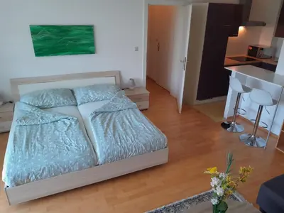 Ein Bett oder Betten in einem Zimmer der Unterkunft Serviced Apartment with Sunny Balcony