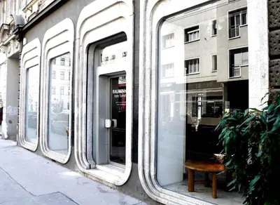 Eine Fassade oder ein Eingang zu Balcony Oasis Operastreet