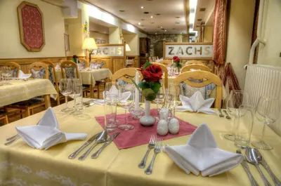 Ein Restaurant oder anderes Speiselokal in der Unterkunft Hotel Zachs
