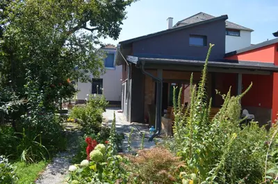 Ein Garten an der Unterkunft Bootshaus