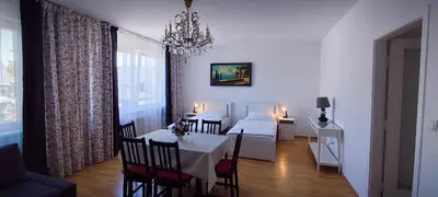 Ein Sitzbereich in der Unterkunft Apartment nahe Rosenhügel