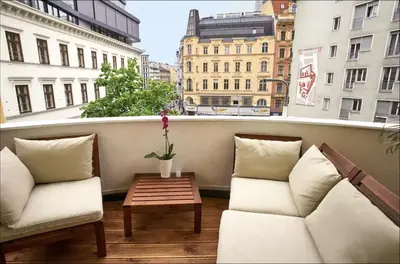 Ein Sitzbereich in der Unterkunft City Centre Klimts Balcony